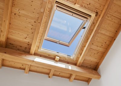 Fenêtre de toit installée sur une charpente bois par couvreur à Rochefort