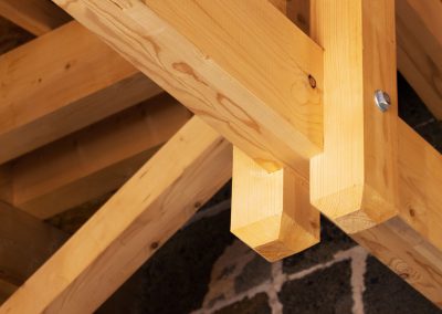 Détail d’une charpente en bois réalisée par un couvreur à Rochefort – JD Bâti