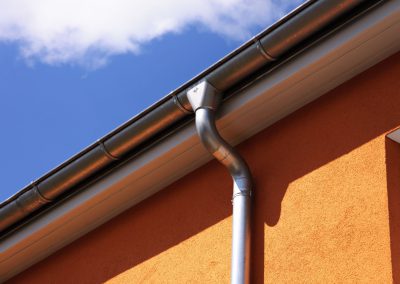 Fuite de toit à Rochefort, Installation de gouttière par couvreur à Rochefort – JD BÂTI