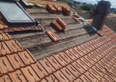 Rénovation de toiture à Rochefort avec pose de fenêtre de toit – JD BÂTI couvreur