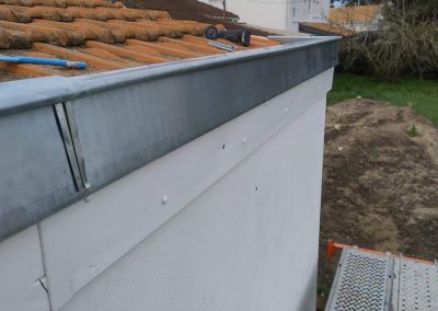 Installation de bande de rive en zinc par couvreur à Rochefort