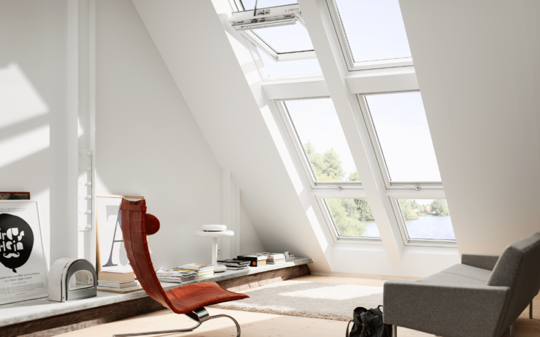 Intérieur lumineux aménagé sous combles avec double fenêtre de toit Velux - Installateur de Velux/ fenêtre de toit à Rochetort